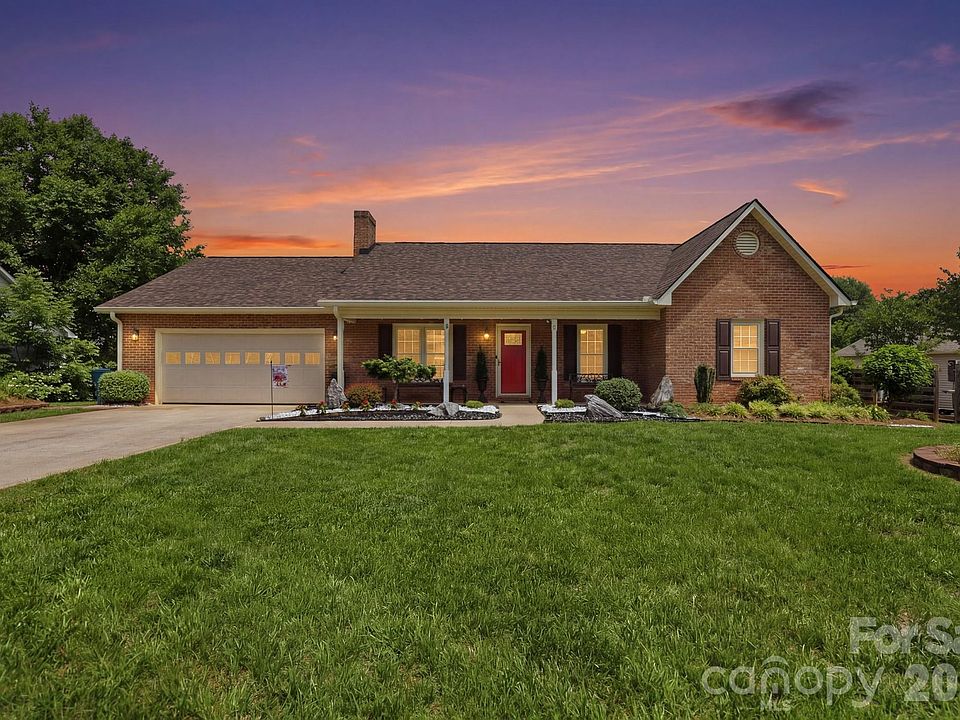 1st image of 4 Fox Ridge Dr