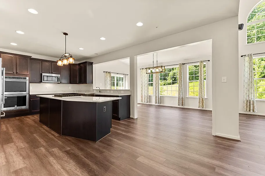 5 bed, 4749 sqft, $5,000 — Photo 4