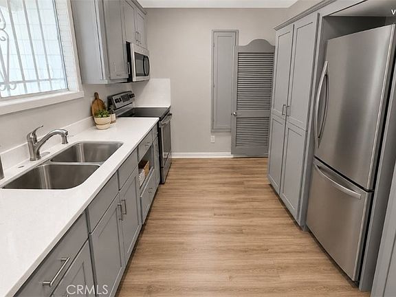 4th image of 326 E 7th St