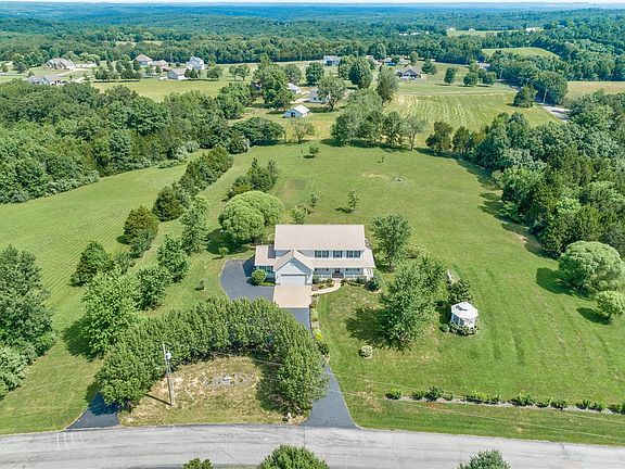 3rd image of 3201 Cambridge Dr