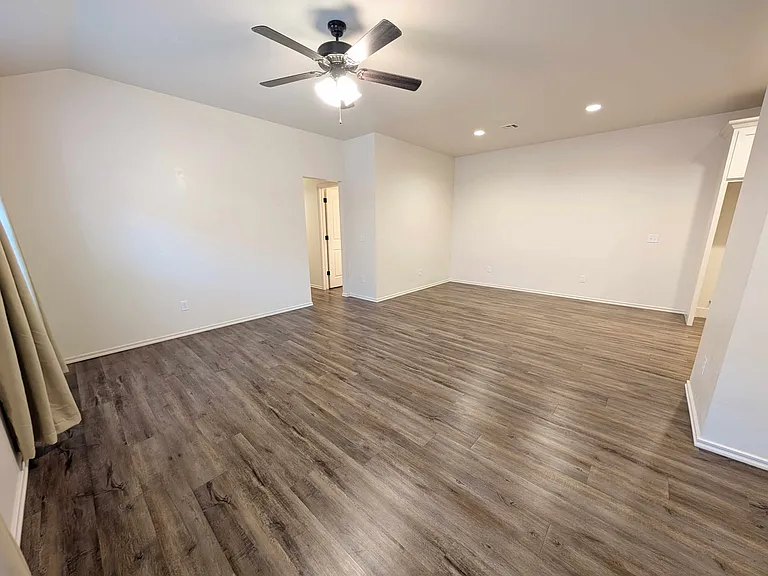 425 Chalk Hill Ct — Photo 4