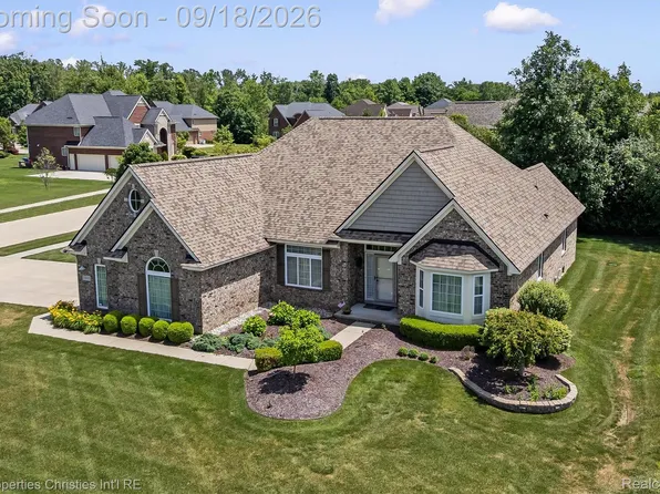 23032 Cheyenne Dr, South Lyon, MI 48178