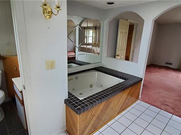 5th image of 20 Horseshoe Ln N