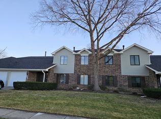947 Cross Creek Dr #BB2, Roselle, IL 60172