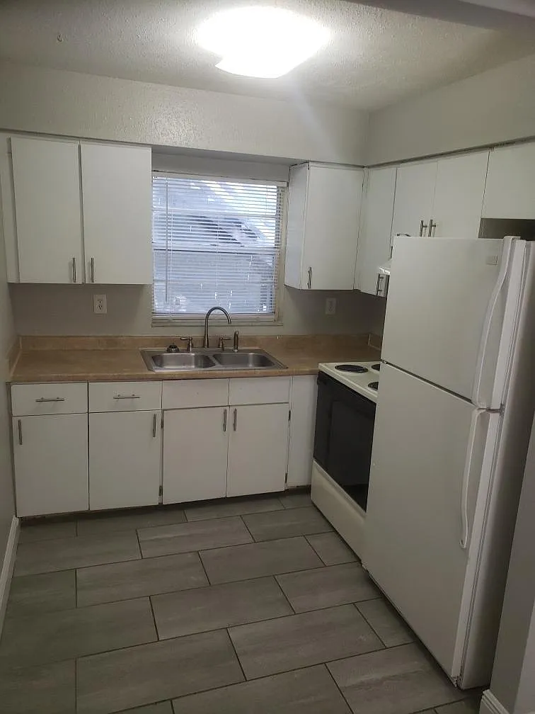 1015 E Bougainvillea Ave — Photo 1