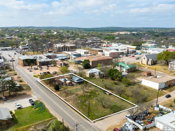210 N Live Oak St, Mason, TX 76856