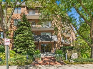 711 Oak St APT 106, Winnetka, IL 60093