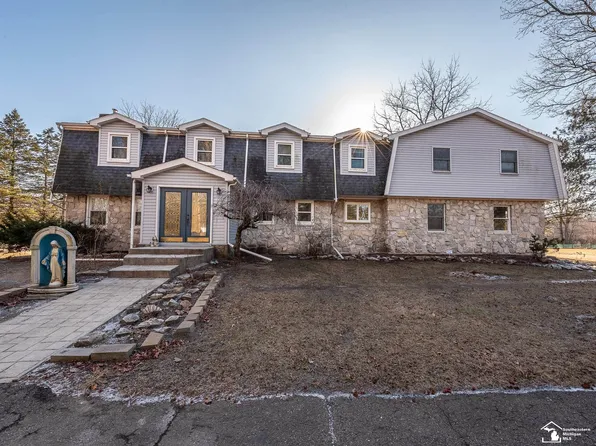 3219 Bluebush Rd, Monroe, MI 48162