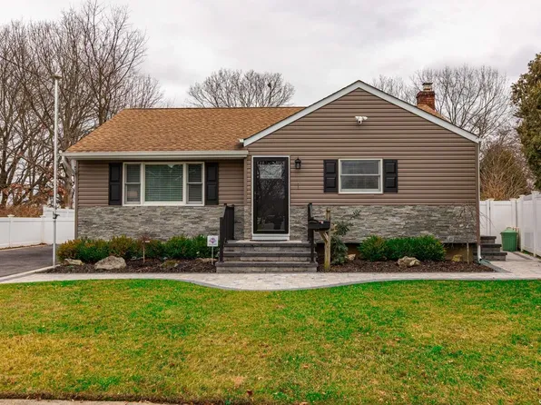 1 Woodland Avenue, Farmingdale, NY 11735