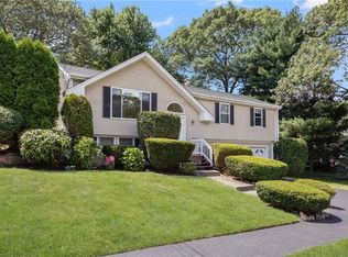 223 Boulder View Dr, Warwick, RI 02886