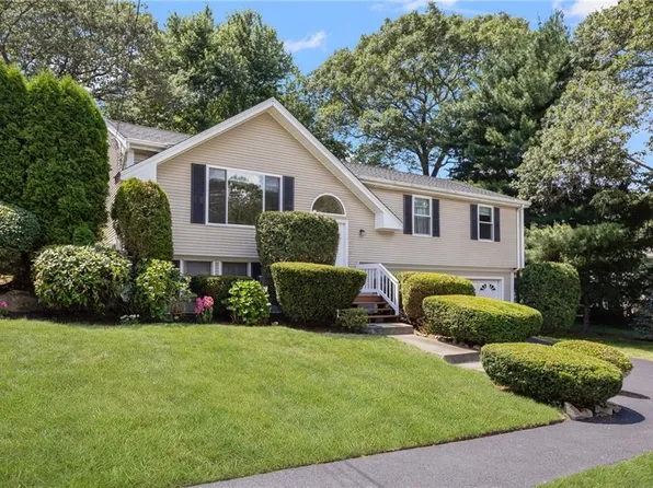 223 Boulder View Dr, Warwick, RI 02886