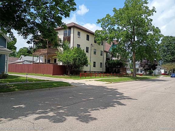 3rd image of 510 Pleasant St APT 4