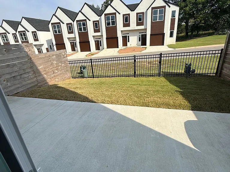Oak Hill Townhomes: Now Offering First Month FREE! — Photo 62