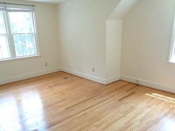 4th image of 614 Progress St NE