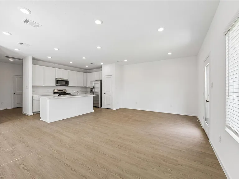 2207 Salinas Dr — Photo 2