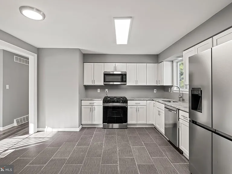 2344 Fernwood Ave — Photo 10