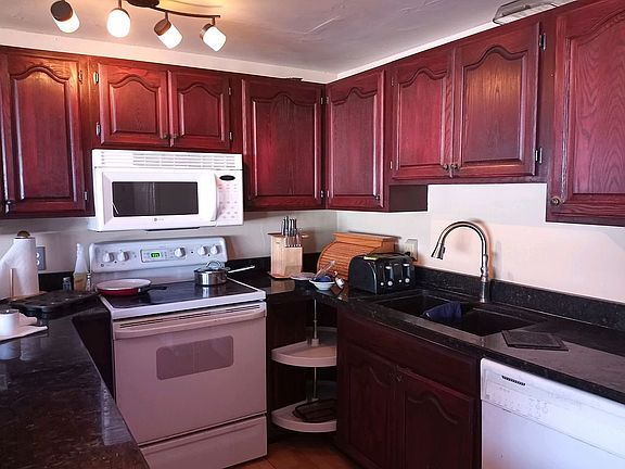 5th image of 628 Cranmer Ave #111