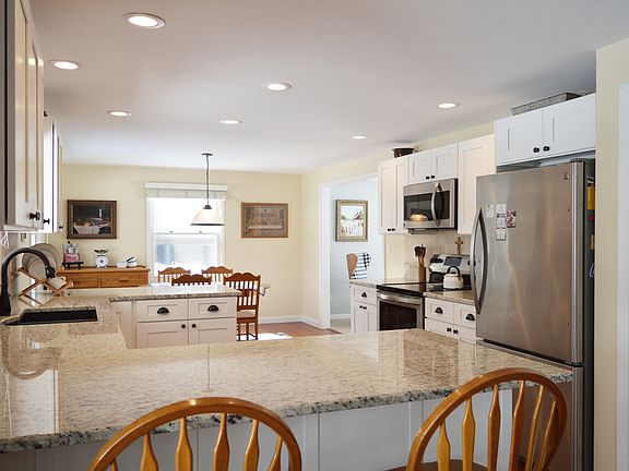 2nd image of 2443 Parkwood Dr