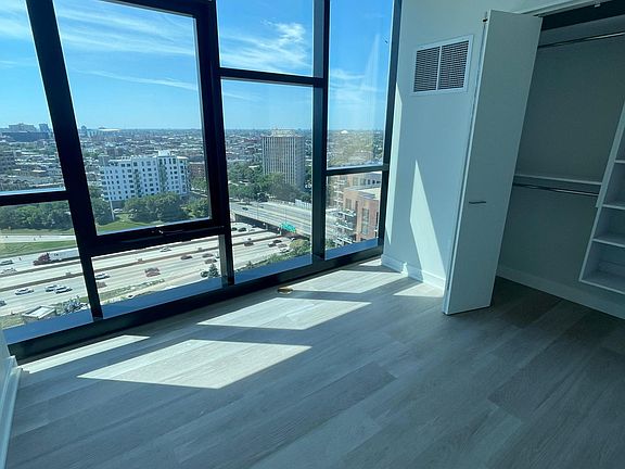3rd image of 100 N Hermitage Ave #1908