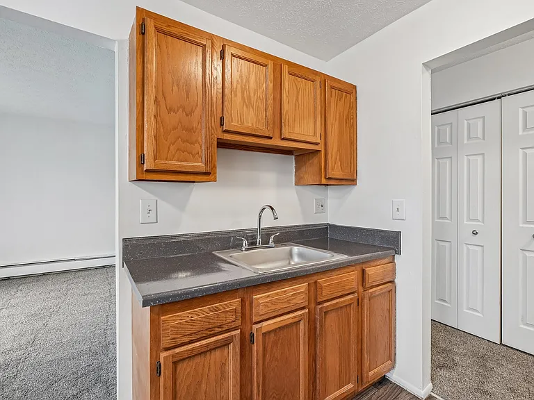 Dearborn Club Apartments — Photo 18
