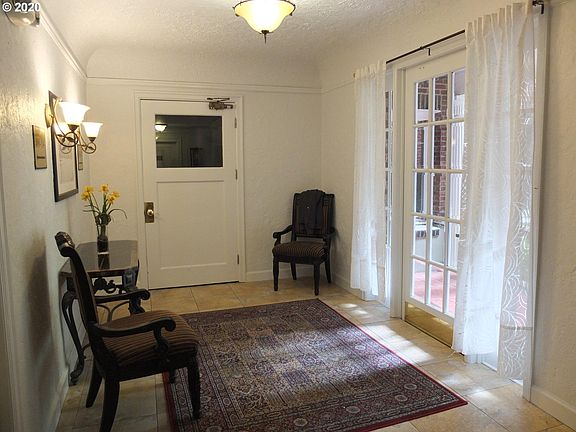 2nd image of 1509 NE 10th Ave Unit 102