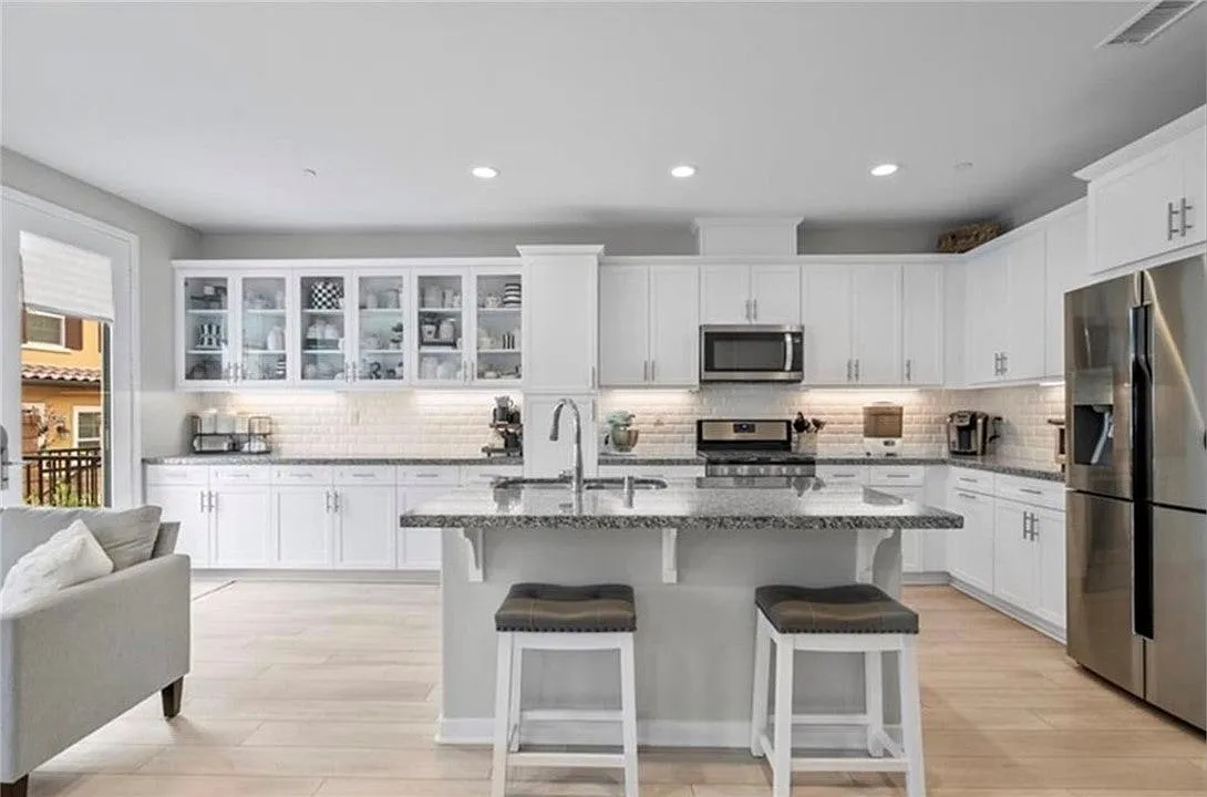 3 bed, 2.5 bath, 1804 sqft, $3,900 — Photo 2