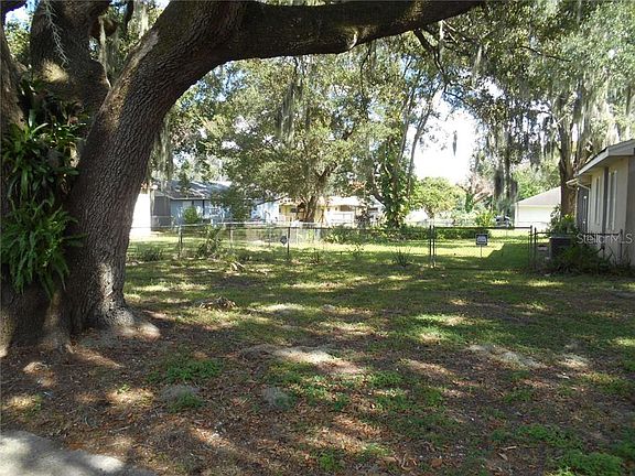 4th image of 806 Lafayette Ln