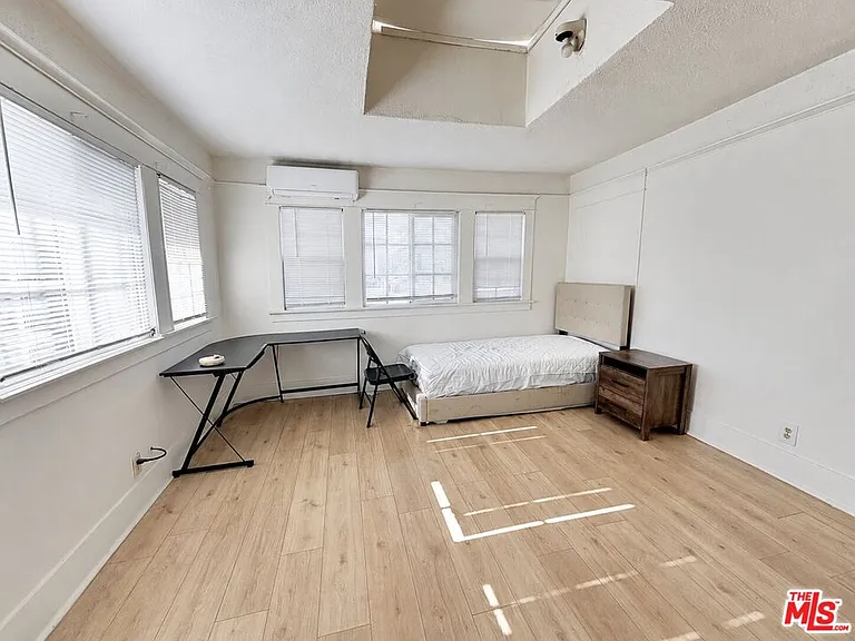 1188 W 37th Dr — Photo 2