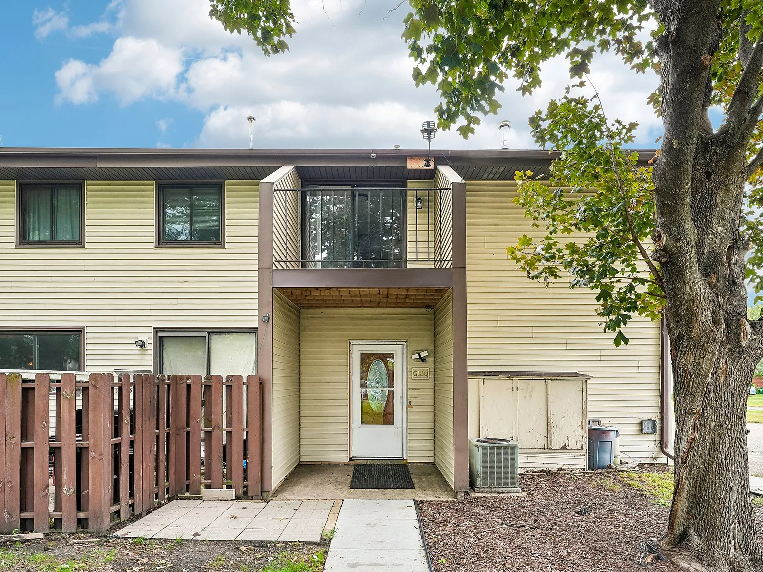 3 bed, 882 sqft, $1,895 — Photo 1