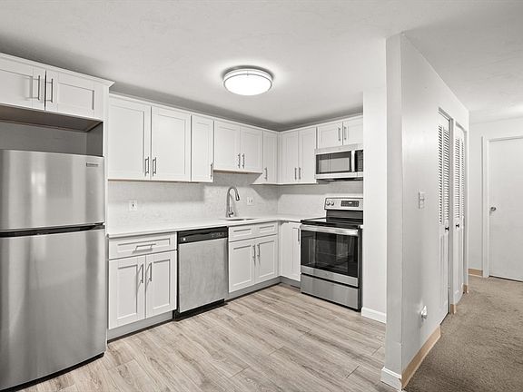 4th image of 221 Oak St APT 4-15