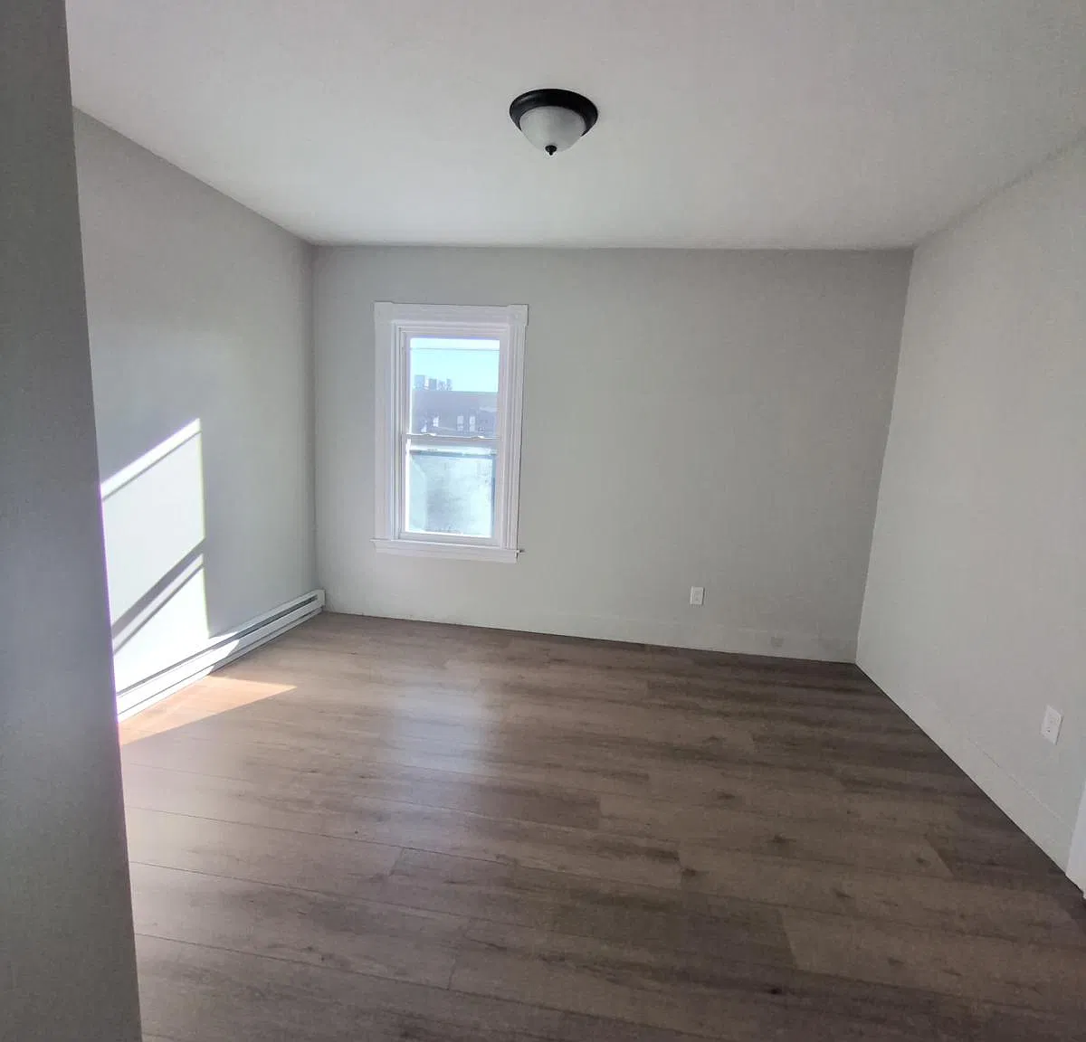 3 bed, 1100 sqft, $2,300 — Photo 2