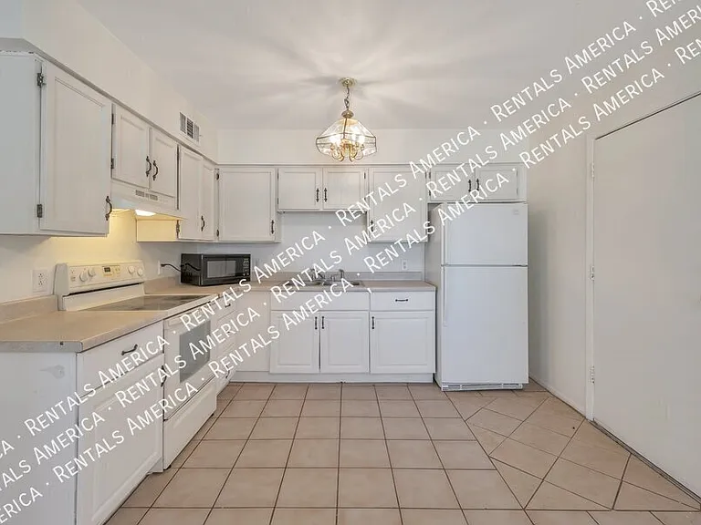 311 W Bealey Ave — Photo 4