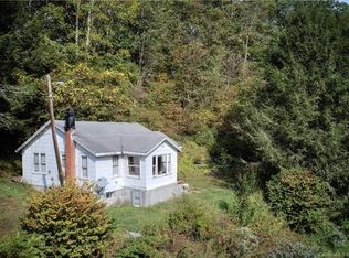 112 Rabbit Hop Rd, Spruce Pine, NC 28777