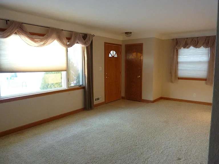2726 Chippewa Ave — Photo 2