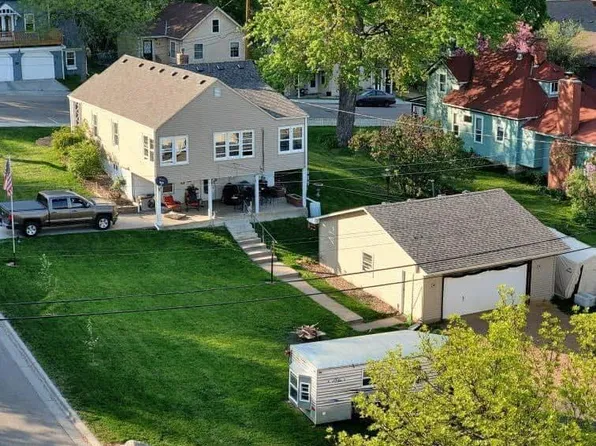 121 4th St W, Carver, MN 55315
