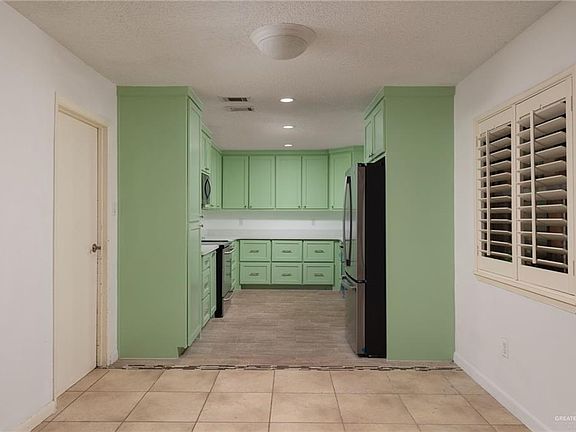 4th image of 412 Kerria Ave