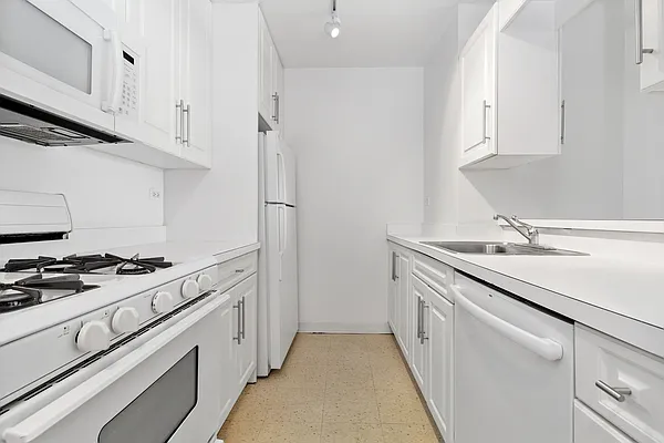 Rented by Bond New York | media 9