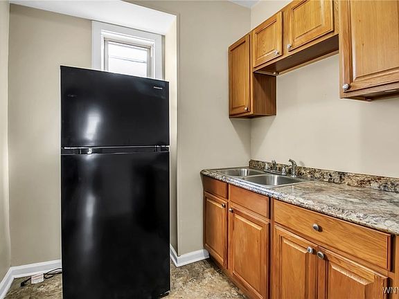 4th image of 125 Hertel Ave