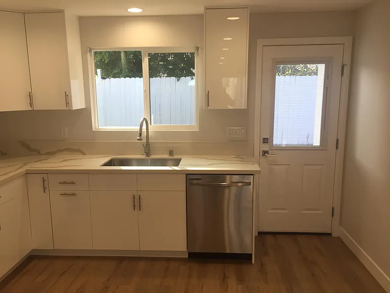 6431 Gentry Ave — Photo 4