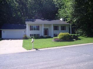 4233 Meadowwood Dr, Eau Claire, WI 54701