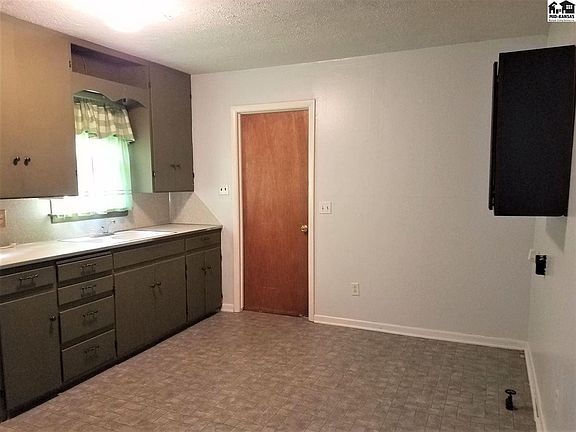 4th image of 311 E Avenue E