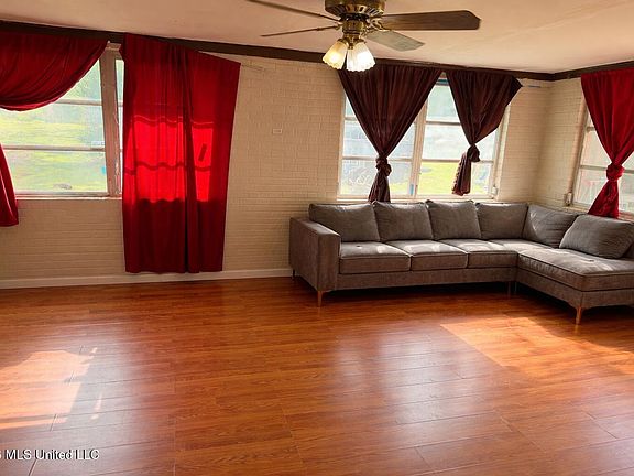 5th image of 527 Carpenter St