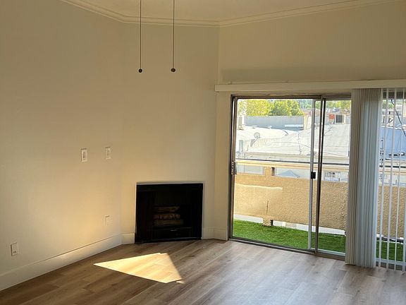 4th image of 15142 Moorpark St #205