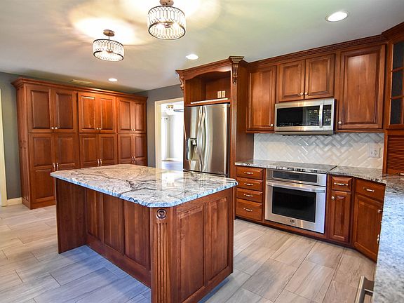 4th image of 373 E Hirsch Woods Ln