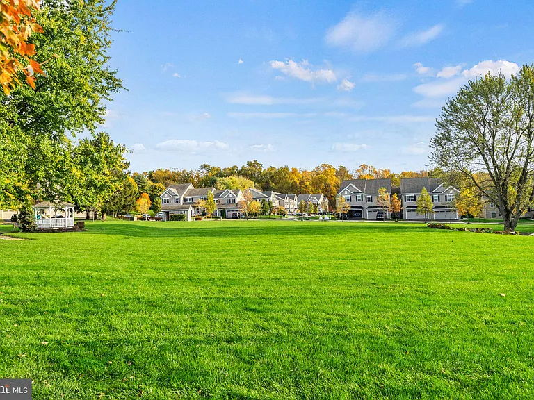 6 New Village Greene Dr — Photo 31
