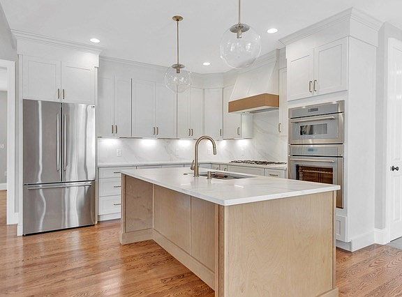 5th image of 360 Blue Hill Dr