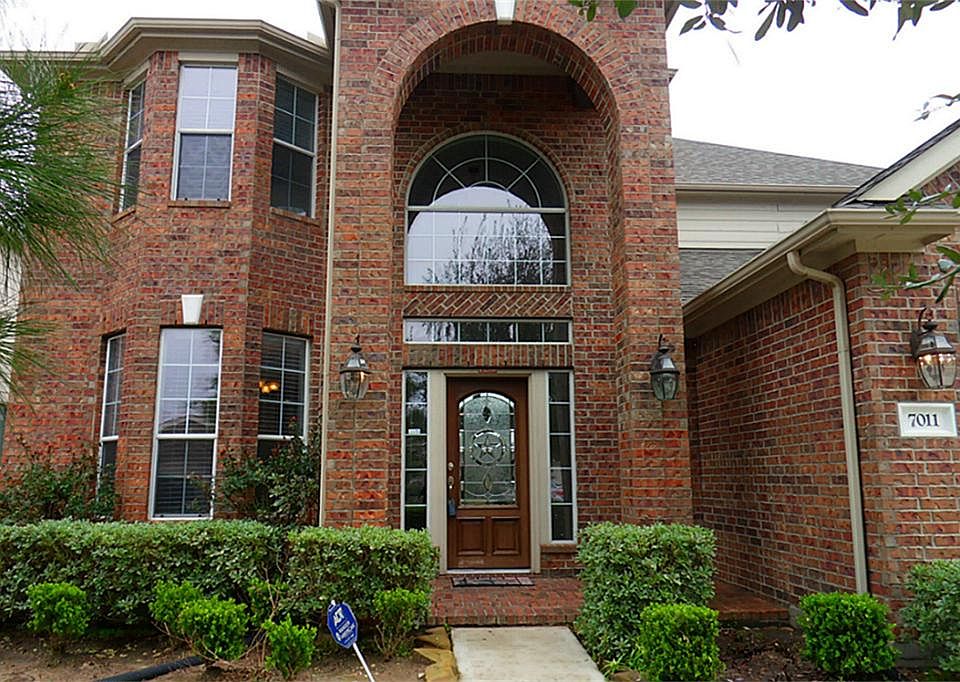 Lovely brick home on a quiet cul-de-sac street - inside just freshly painted!