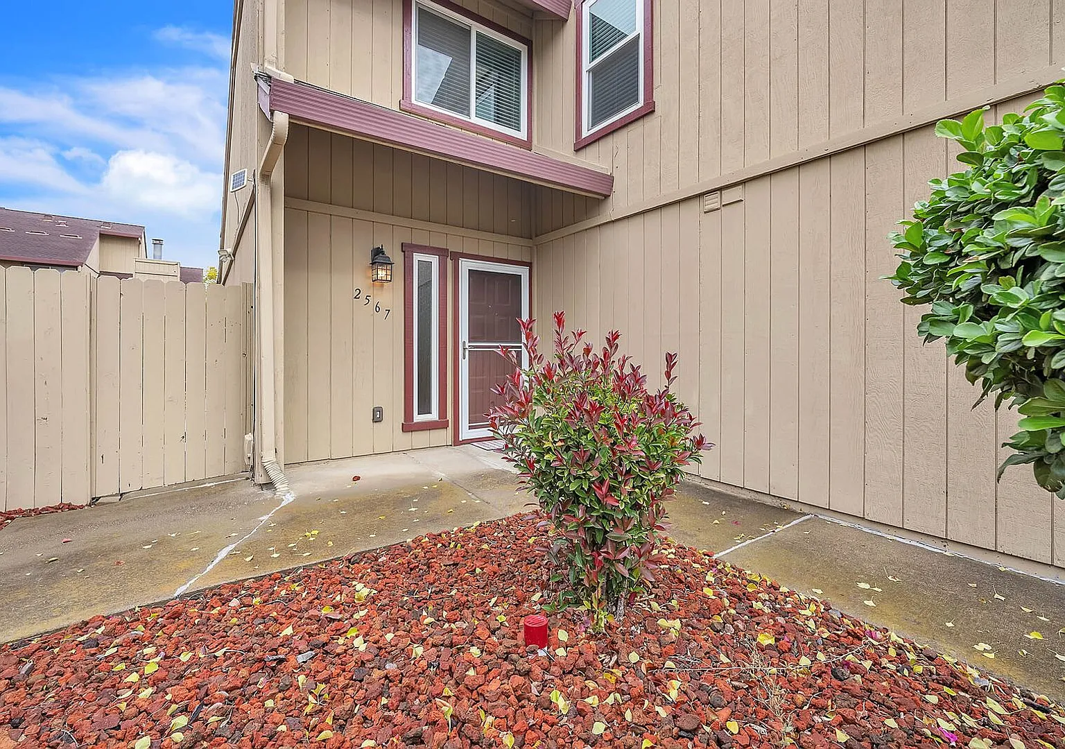 2567 Higgins Rd — Photo 3