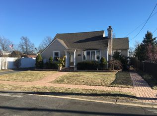 5 Surf Rd, Lindenhurst, NY 11757