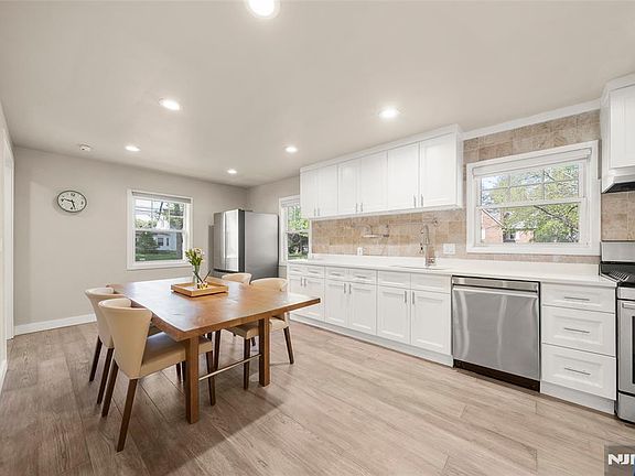 5th image of 267 Hickory Ave